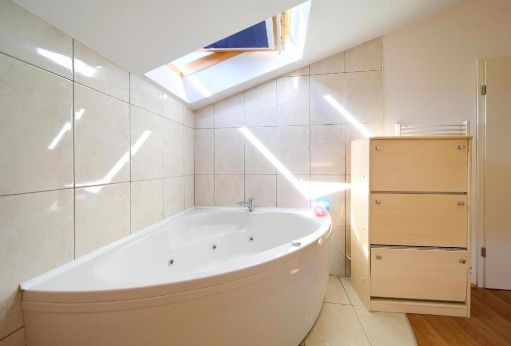 Luxury Vanessa, * Njivice